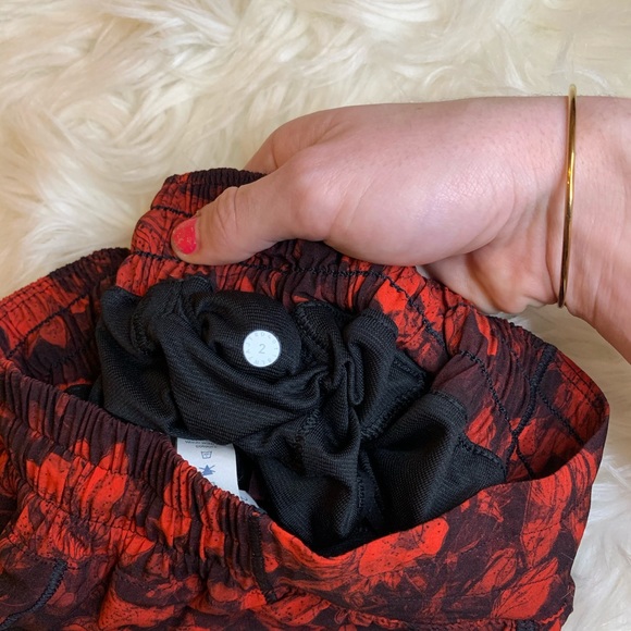 Lululemon red & black hotty hot shorts size 2, 2in - Picture 6 of 8